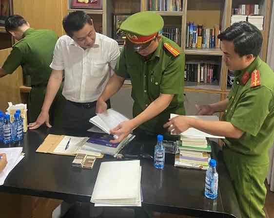 Cơ quan Cảnh sát điều tra Công an tỉnh Đồng Nai thực hiện khám xét chỗ ở và nơi làm việc của bị can Nguyễn Khánh Hưng. Ảnh: CA ĐN