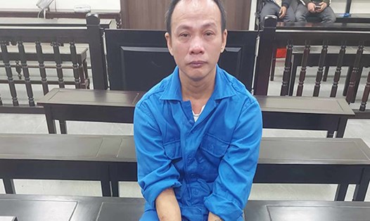 Ngô Văn Sáng mắt đỏ hoe trong phiên toà xét xử về hành vi chém vợ. Ảnh: Quang Việt