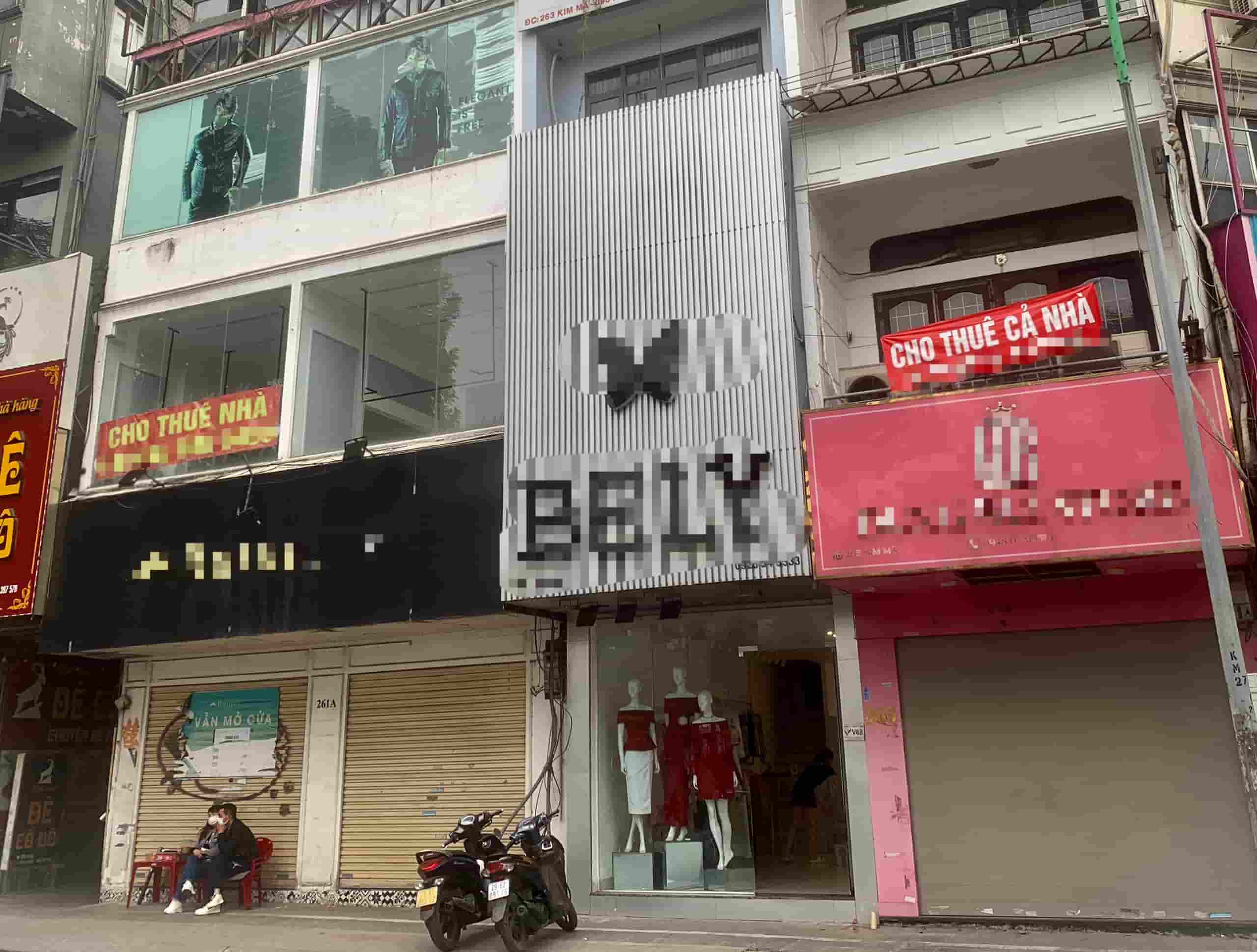 Nhiều cửa hàng đóng cửa chờ người thuê tại phố Kim Mã (Ba Đình, Hà Nội). Ảnh: Nhật Minh