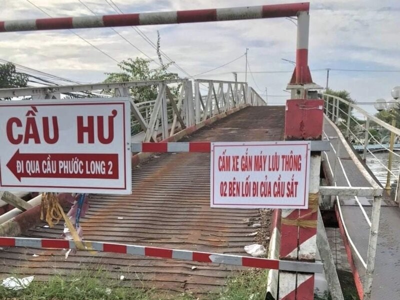 Cầu sắt Phước Long, tỉnh Bạc Liêu chính thức cấm tất cả các phương tiện qua lại. Ảnh: Nhật Hồ