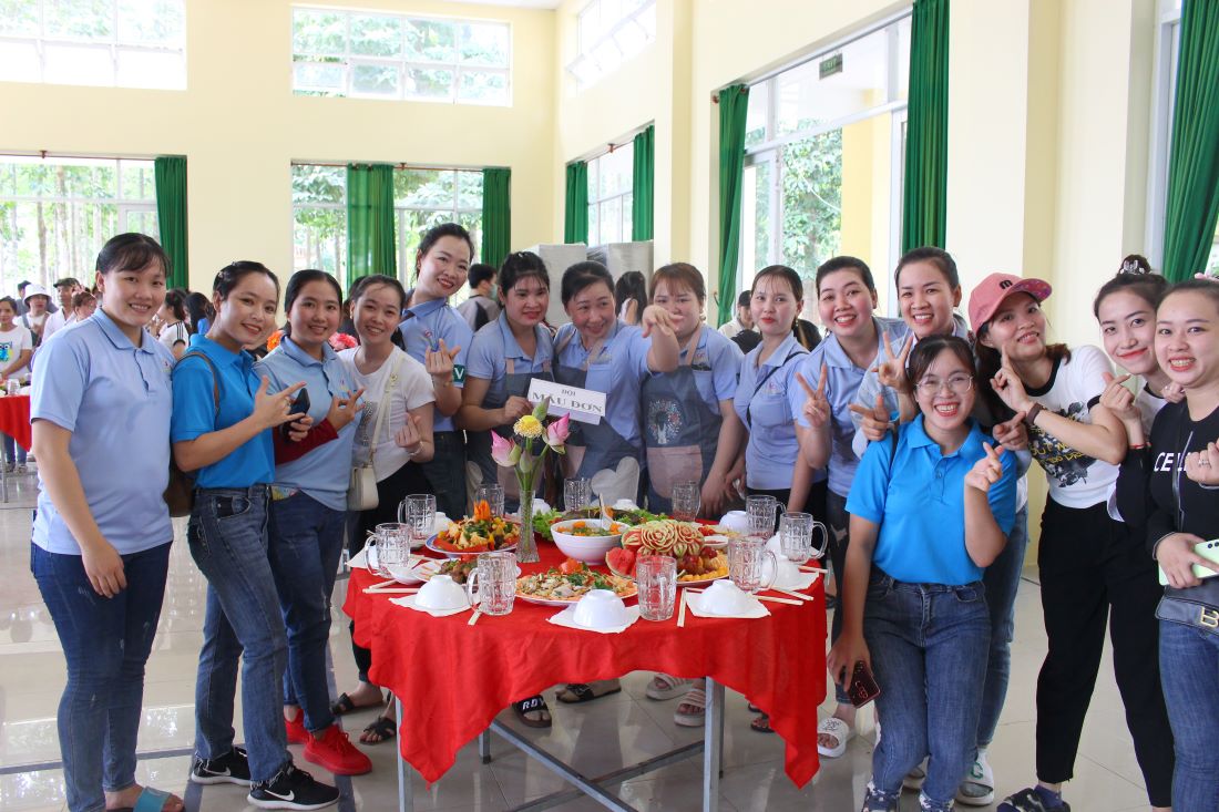 Người lao động tại Khu công nghiệp Bình Hòa (An Giang) tham gia Hội thi nấu bữa cơm gia đình chào mừng Đại hội Công đoàn Việt Nam. Ảnh: Lục Tùng