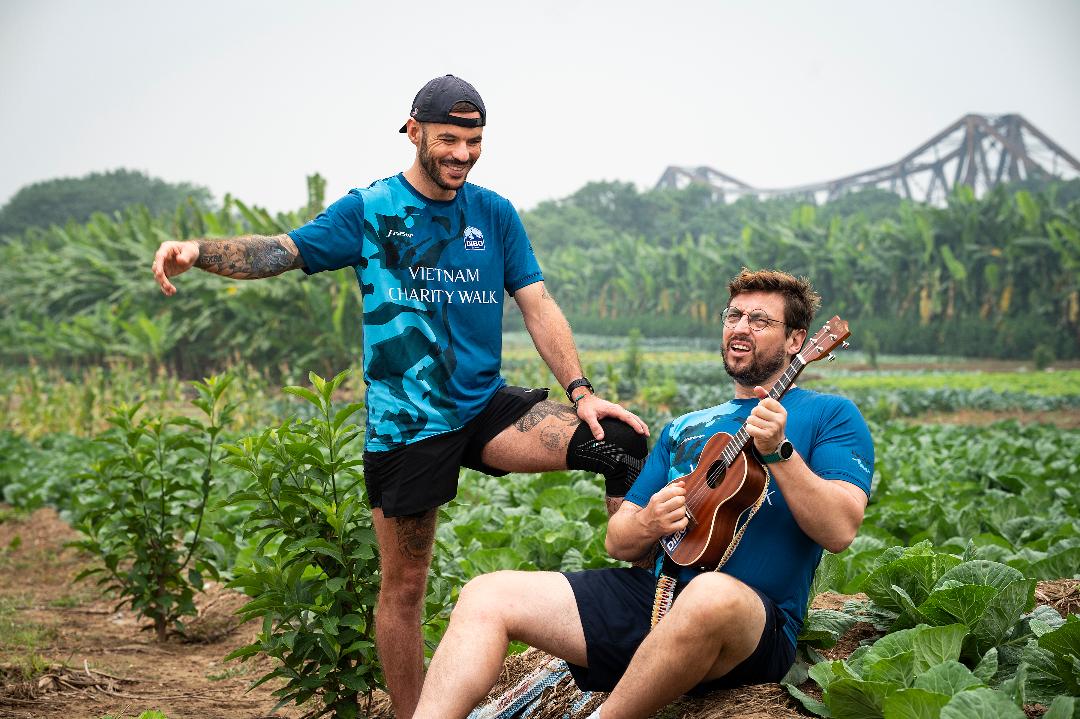 Jake (trái) và Sean sẽ dành 3 tháng tới để đi bộ 2.000 km từ Hà Nội đến Thành phố Hồ Chí Minh. Ảnh: ĐSQ Australia