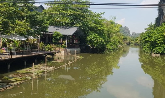 Dự án nạo vét, xây kè và bảo tồn cảnh quan sông Sào Khê được UBND tỉnh Ninh Bình phê duyệt từ năm 2001 đến nay đã hết thời hạn thực hiện dự án. Ảnh: Nguyễn Trường