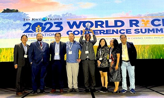 Ông Hồ Quang Cua nhận giải Gạo ngon nhất thế giới năm 2023 cho Gạo Ông Cua ST25. Ảnh: NVCC