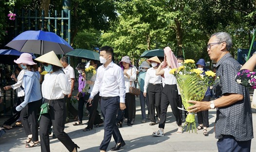 Du khách mọi miền về thăm Khu di tích quốc gia đặc biệt Kim Liên tưởng niệm Bác Hồ. Ảnh: Quỳnh Trang