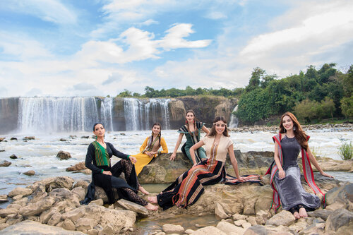 Top 10 Hoa hậu Hòa bình thế giới 2023 thăm thác Dray Nur. Ảnh: BTC