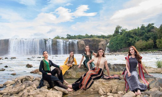 Top 10 Hoa hậu Hòa bình thế giới 2023 thăm thác Dray Nur. Ảnh: BTC