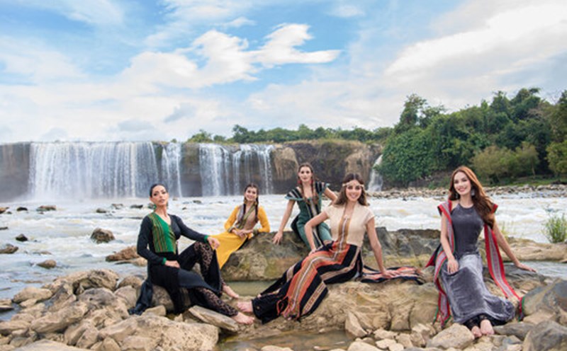Top 10 Hoa hậu Hòa bình thế giới 2023 thăm thác Dray Nur. Ảnh: BTC