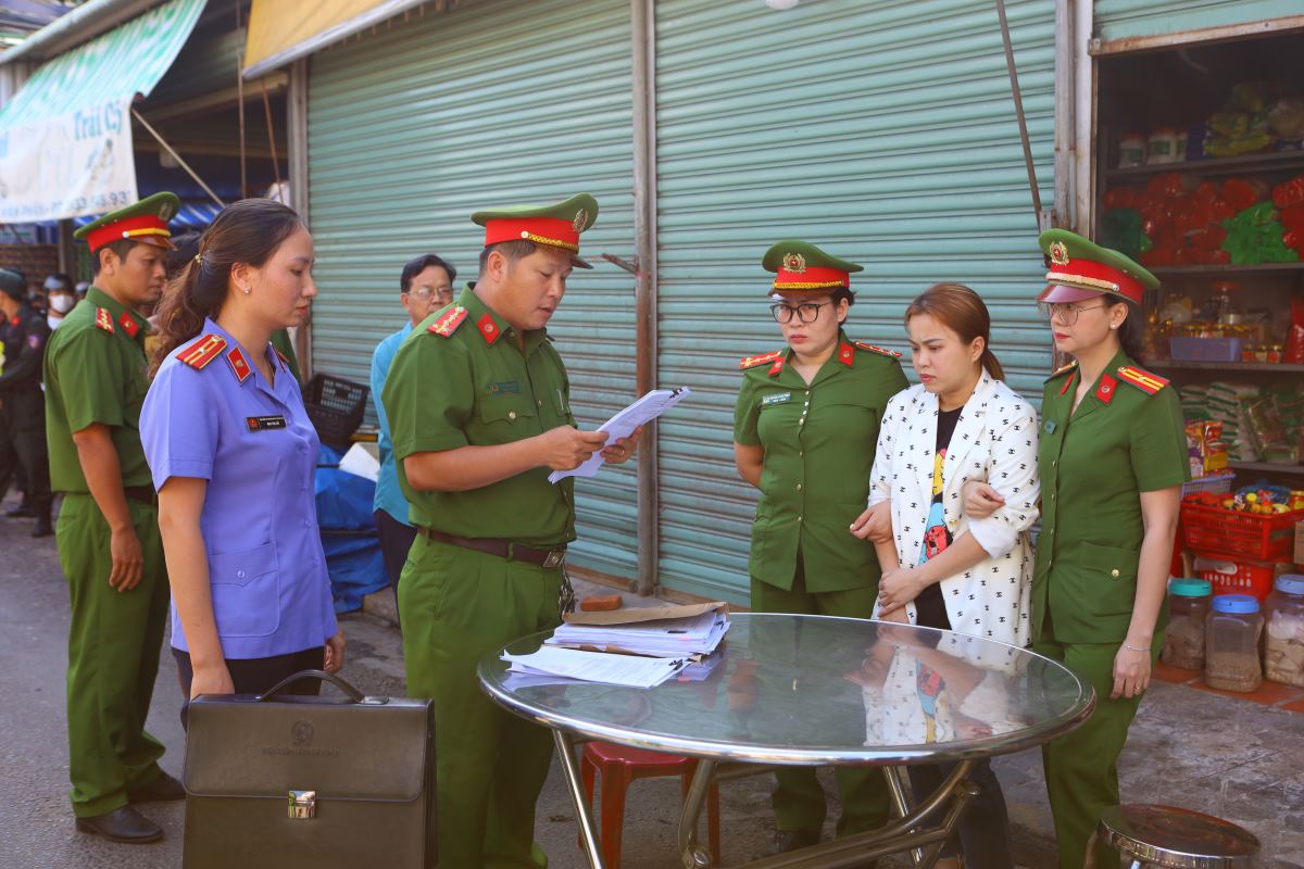 Công an TP Phan Thiết đọc lệnh bắt tạm giam chủ hụi Ngô Thị Loan Chi hôm 18.11. Ảnh: Duy Tuấn