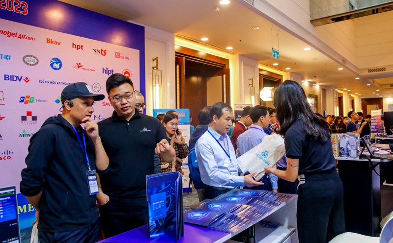 Gian hàng của CMC nhận được sự quan tâm của đông đảo của các khách mời và đại biểu. Ảnh: CMC