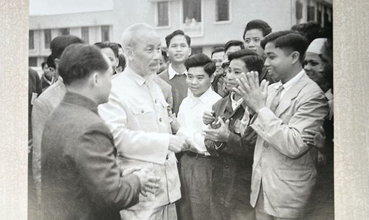 Ảnh chụp từ sách chào mừng Đại hội XIII Công đoàn Việt Nam.