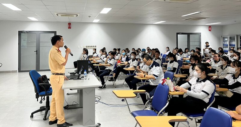Buổi tuyên truyền nhằm phổ biến, giáo dục pháp luật về an toàn giao thông, góp phần hạn chế TNGT trên địa bàn. Ảnh: Xuân Quang