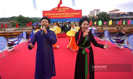 Thanh niên hai nước Việt Nam - Trung Quốc hát đối trên sông Bắc Luân. Ảnh: Đoàn Hưng