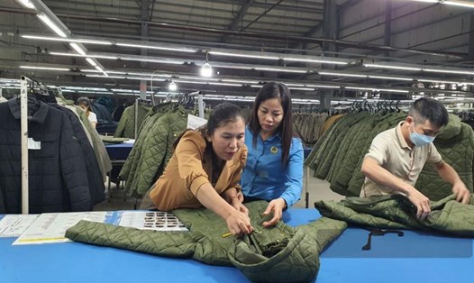 Người lao động tại một công ty may mặc ở huyện vùng cao Phù Yên, tỉnh Sơn La cải thiện đời sống, an tâm sản xuất nhờ Công đoàn thường xuyên quan tâm, hỗ trợ. Ảnh: Hùng Dân
