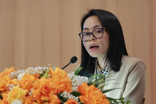 Bà Nguyễn Thị Thu Hằng, Cục Quan hệ lao động và Tiền lương (Bộ LĐTBXH) phát biểu tham luận. Ảnh: Minh Hạnh 