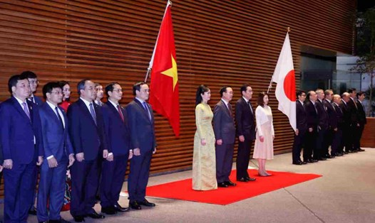 Thủ tướng Kishida Fumio và Phu nhân chủ trì lễ đón Chủ tịch nước Võ Văn Thưởng và Phu nhân cùng Đoàn đại biểu cấp cao Việt Nam thăm chính thức Nhật Bản. Ảnh: TTXVN