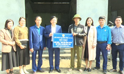 Trao hỗ trợ làm nhà “Mái ấm Công đoàn” cho đoàn viên có hoàn cảnh khó khăn ở xã Nậm Lúc, huyện Bắc Hà, tỉnh Lào Cai. Ảnh: Bảo Nguyên