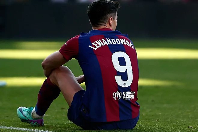 Vấn đề của Barcelona với Lewandowski