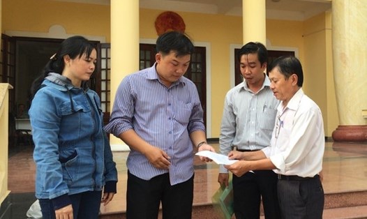Ông Trần Văn Triều - Giám đốc Trung tâm Tư vấn pháp luật LĐLĐ TPHCM (bìa phải) - hướng dẫn NLĐ tại tòa án. Ảnh: Đức Long