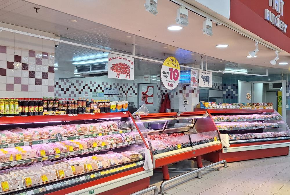 Nhiều siêu thị tung khuyến mãi thịt lợn để thu hút khách mua. Hình ảnh ghi nhận tại siêu thị BigC Thăng Long lúc 15h ngày 30.11.2023. Ảnh: Phan Anh
