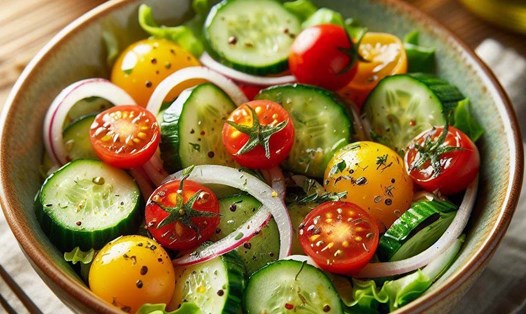 Cà chua và dưa chuột đều là hai loại thực phẩm có tác dụng dưỡng ẩm, làm mát và chứa nhiều đặc tính có lợi cho sức khỏe. Ảnh: AI - Ngọc Thùy.
