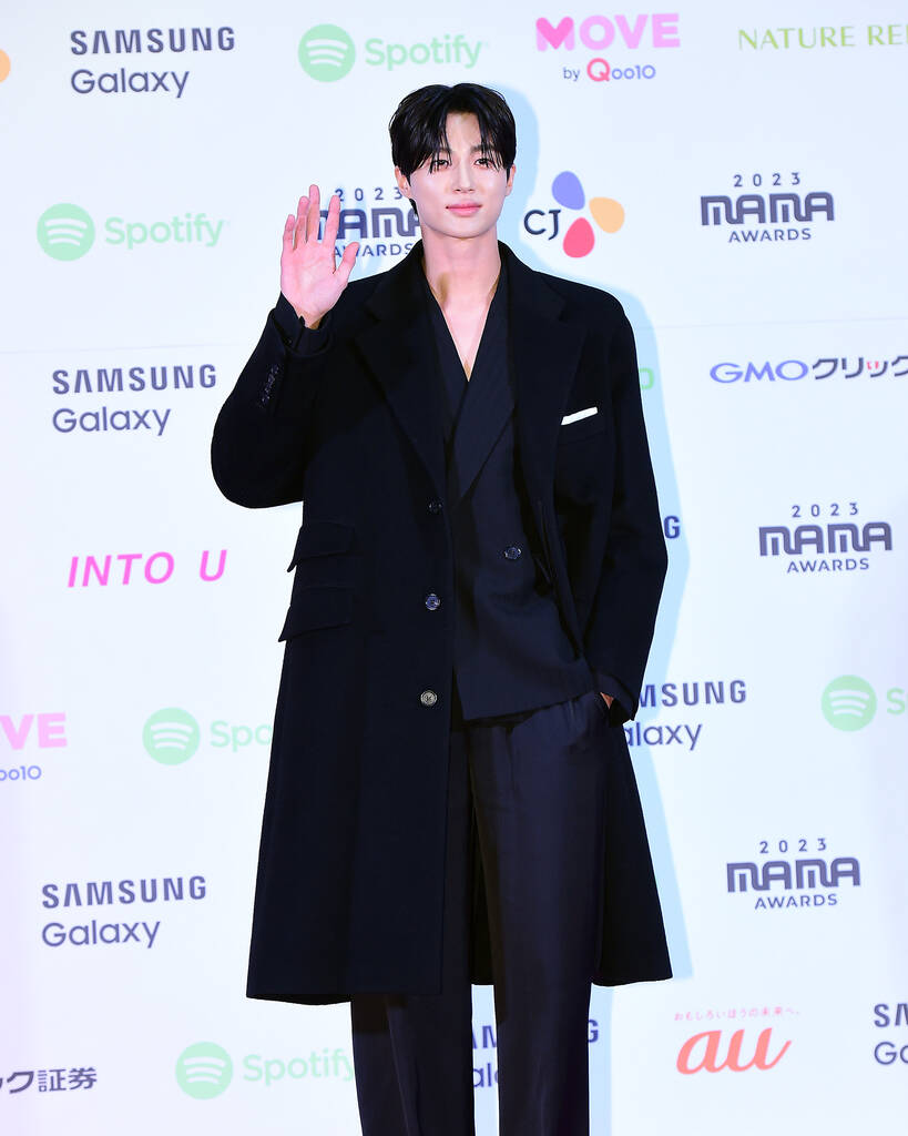 Byeon Woo Seok trên thảm đỏ lễ trao giải MAMA 2023. Ảnh: MAMA