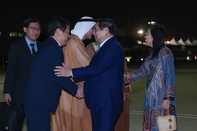 Thủ tướng Chính phủ Phạm Minh Chính và Phu nhân Lê Thị Bích Trân và đoàn đại biểu Việt Nam tại sân bay quốc tế Al Maktoum, thành phố Dubai. Ảnh: VGP