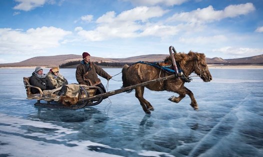 Hồ Khövsgöl Nuur như biến thành xứ sở băng tuyết vào mùa đông. Ảnh: Eternal Landscapes