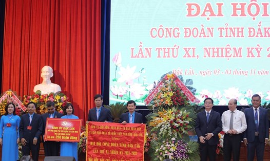 Lãnh đạo Tỉnh ủy Đắk Lắk trao kinh phí hỗ trợ xây dựng "Mái ấm Công đoàn" tại Đại hội LĐLĐ tỉnh khóa mới. Ảnh: Tuấn Trung