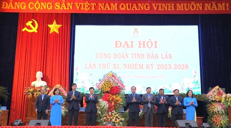 Chủ tịch Tổng Liên đoàn Lao động Việt Nam Nguyễn Đình Khang tặng hoa chúc mừng Đại hội Công đoàn tỉnh Đắk Lắk. Ảnh: Bảo Trung