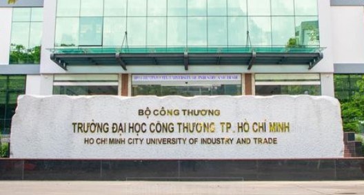 Lao công, tạp vụ vui mừng khi biết sẽ nhận thưởng Tết bằng hiệu trưởng