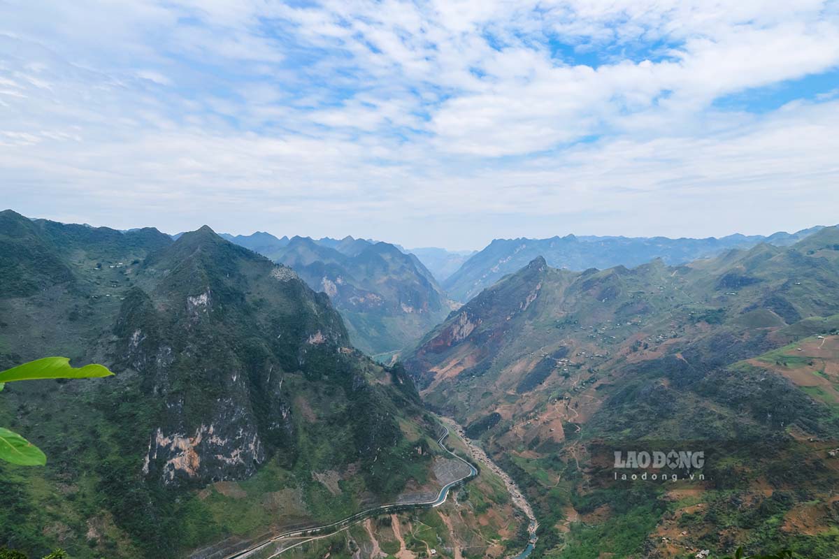 Công viên địa chất toàn cầu Cao nguyên đá Đồng Văn thuộc 4 huyện vùng cao của tỉnh Hà Giang gồm huyện Quản Bạ, Yên Minh, Đồng Văn và Mèo Vạc, tổng diện tích tự nhiên 2.356 km2.