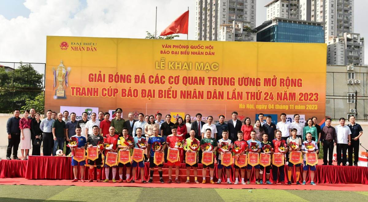 Ban tổ chức trao cờ lưu niệm và chụp ảnh cùng đại diện 16 đội bóng. Ảnh: Trần Hiệp