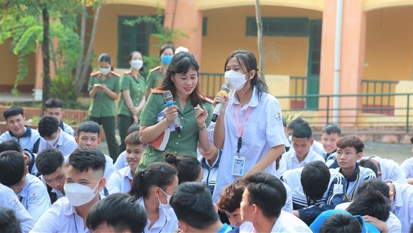 Tuyên truyền, phổ biến kiến thức pháp luật cho học sinh trên địa bàn huyện Sóc Sơn, Hà Nội. Ảnh: Bộ Công an