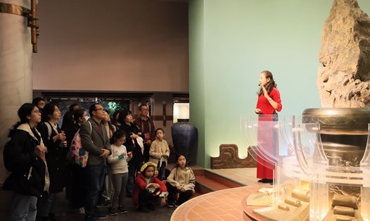 Khách tham quan tìm hiểu về những câu chuyện văn học trong bảo tàng. Ảnh: Bảo tàng Văn học Việt Nam.