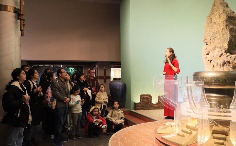 Khách tham quan tìm hiểu về những câu chuyện văn học trong bảo tàng. Ảnh: Bảo tàng Văn học Việt Nam.