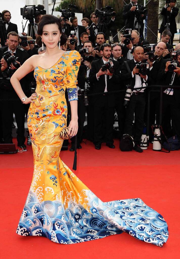 Váy “long bào” của Phạm Băng Băng gây choáng tại Liên hoan phim Cannes 2010. Ảnh: Xinhua