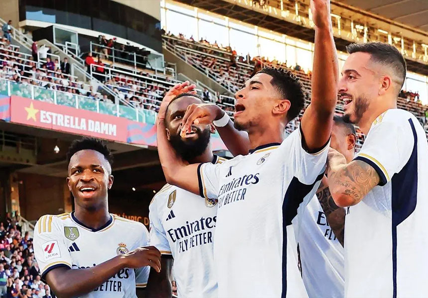Bellingham ăn mừng cùng đồng đội sau khi ghi “bàn thắng vàng” trong trận El Clasico. Ảnh: AFP
