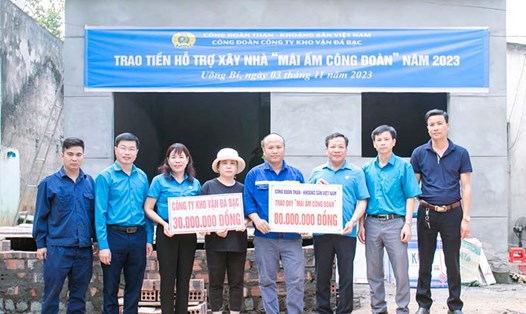 Công đoàn Than - Khoáng sản Việt Nam trao quỹ Mái ấm công đoàn. Ảnh: Mạnh Linh
