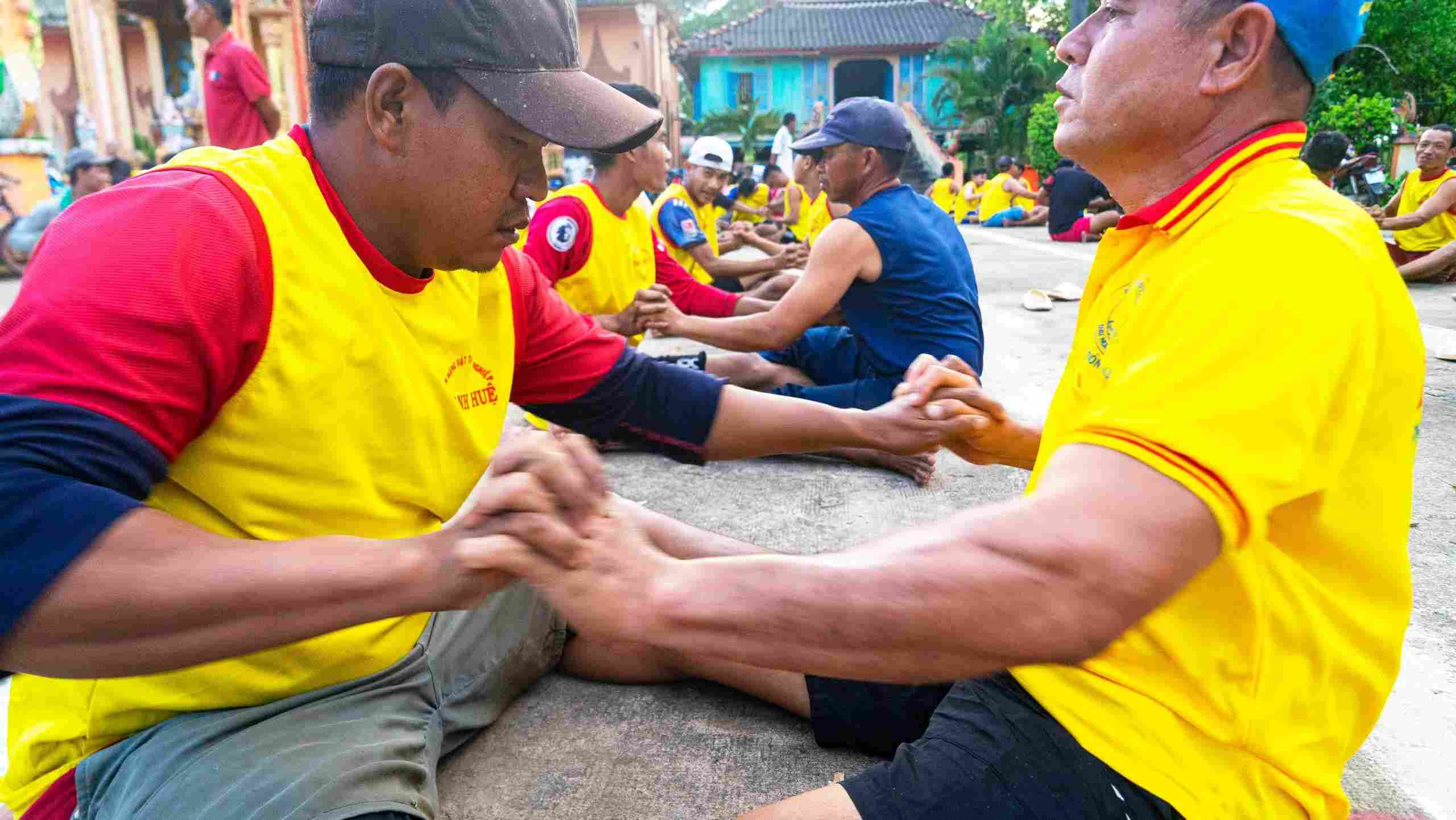 Tại Bưng Kok (Bưng Cóc), xã Phú Mỹ (huyện Mỹ Tú, tỉnh Sóc Trăng) đã khởi động tập luyện gần cả tháng nay. Vận động viên được tập các bài tập khởi động nhẹ nhàng  trước khi xuống giàn bơi dưới nước.