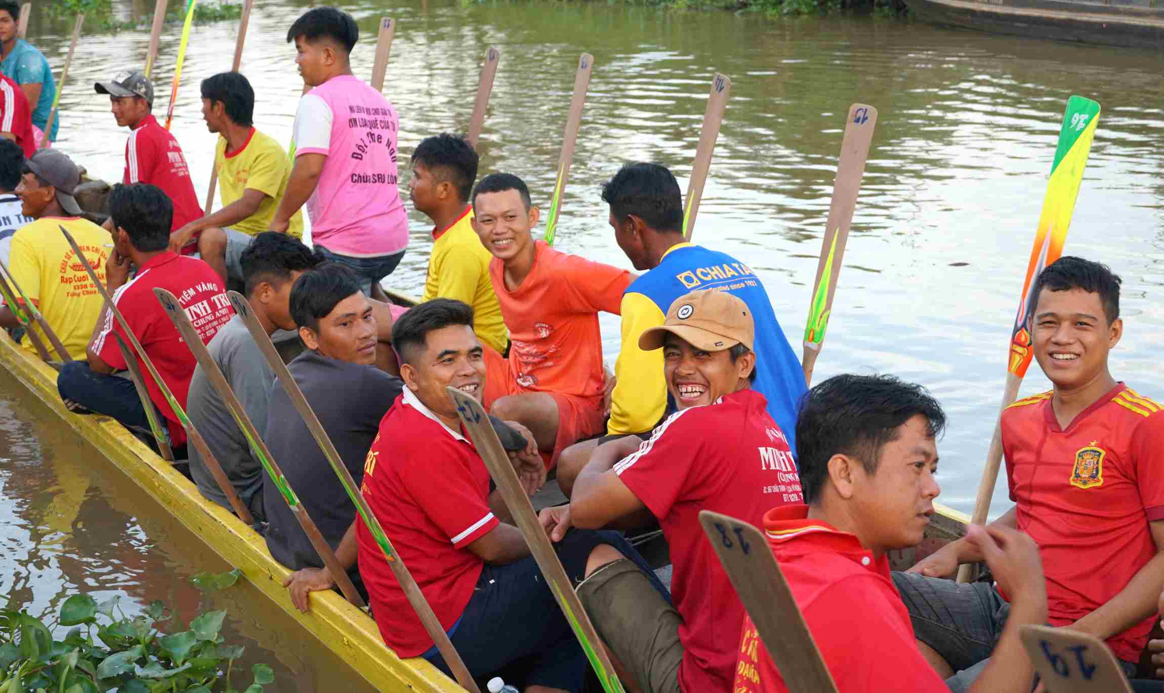 Đội ghe chùa Chén Kiểu đùa vui trong lúc tập luyện trên sông.