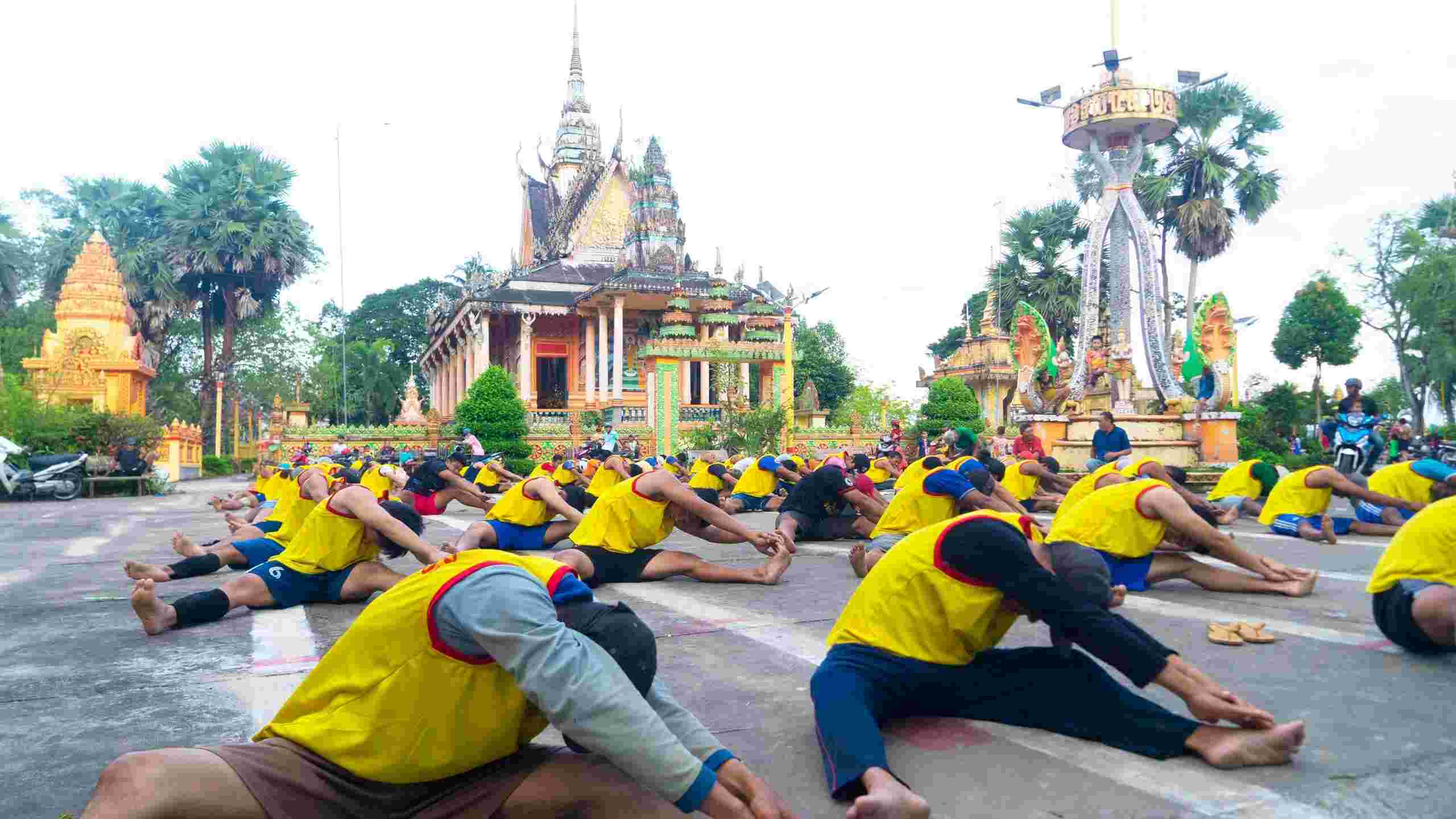 Vào mỗi buổi chiều tại khung viên các Chùa trên địa bàn tỉnh Sóc Trăng có đội ghe tham dự Lễ hội Oóc Om Bóc – Đua ghe Ngo tỉnh Sóc Trăng năm 2023 sôi nổi tập luyện.