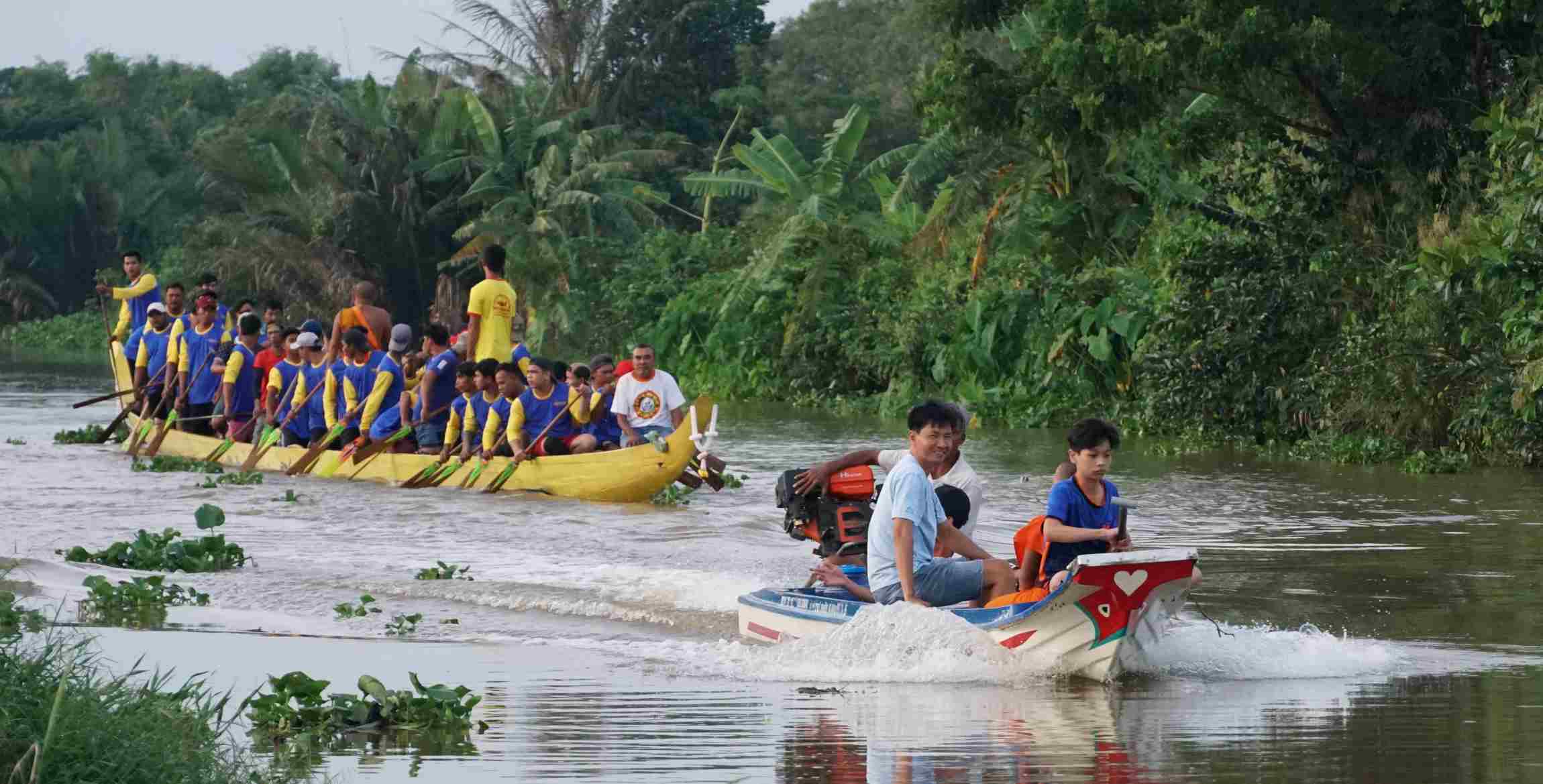 Đua ghe Ngo là một lễ hội của người Khmer được lưu truyền từ nhiều thế kỷ qua, đã trở thành phong tục của người dân khmer tỉnh Sóc Trăng từ năm 1528 và được duy trì, phát triển cho đến ngày nay.