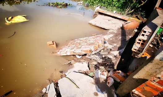 Vĩnh Long tiếp tục xảy ra sạt lở một đoạn dài hơn 100m, thiệt hại gần 100 triệu đồng và di dời 1 nhà dân đến nơi ở an toàn. Ảnh: Hoàng Lộc