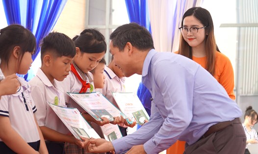 Đại diện Công ty ofi Việt Nam trao học bổng cho con công nhân lao động có hoàn cảnh khó khăn vượt khó học giỏi. Ảnh: Hà Anh Chiến