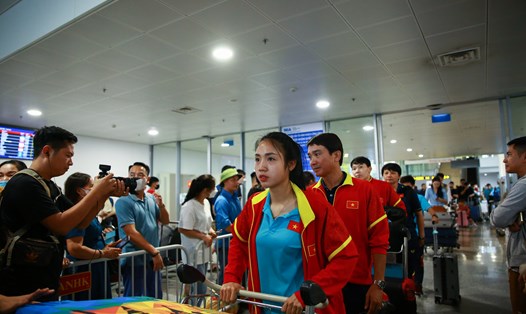 Tuyển nữ Việt Nam về tới sân bay Nội Bài (Hà Nội) ngày 4.11. Ảnh: VFF