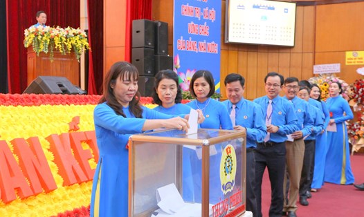 Các đại biểu bỏ phiếu bầu Ban Chấp hành Liên đoàn Lao động tỉnh Đắk Lắk khóa XI, nhiệm kỳ 2023-2028  Ảnh: Phan Tuấn