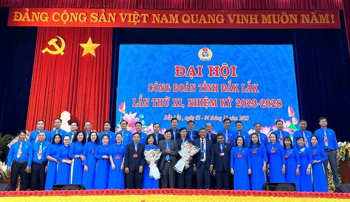 Ban Chấp hành Liên đoàn Lao động tỉnh Đắk Lắk khóa XI, nhiệm kỳ 2023-2028 gồm 34 đại biểu. Ảnh: Bảo Trung