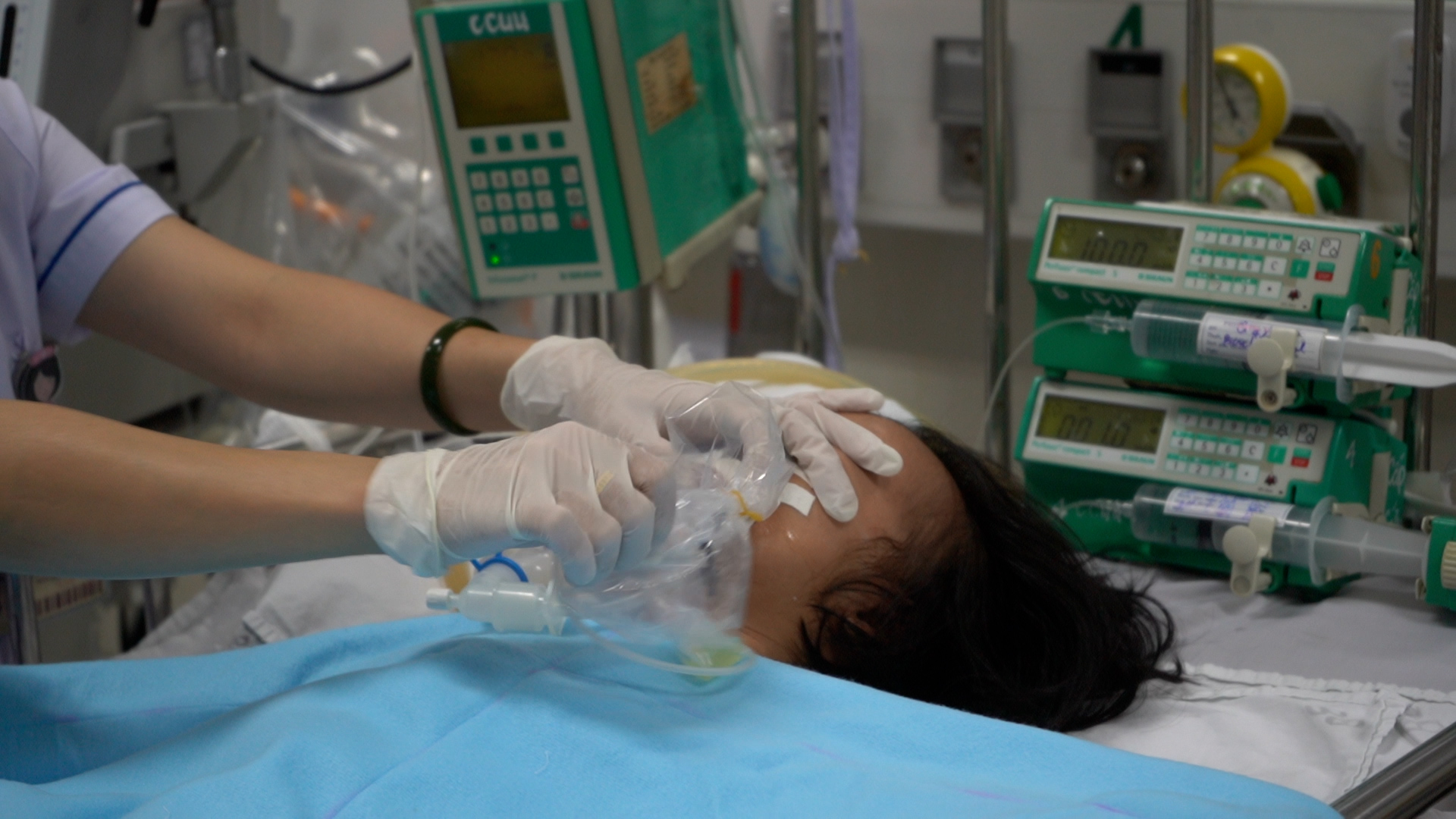 Bệnh nhi điều trị trong bệnh viện vì nhiễm hô hấp virus RSV. Ảnh: HƯƠNG SƠN