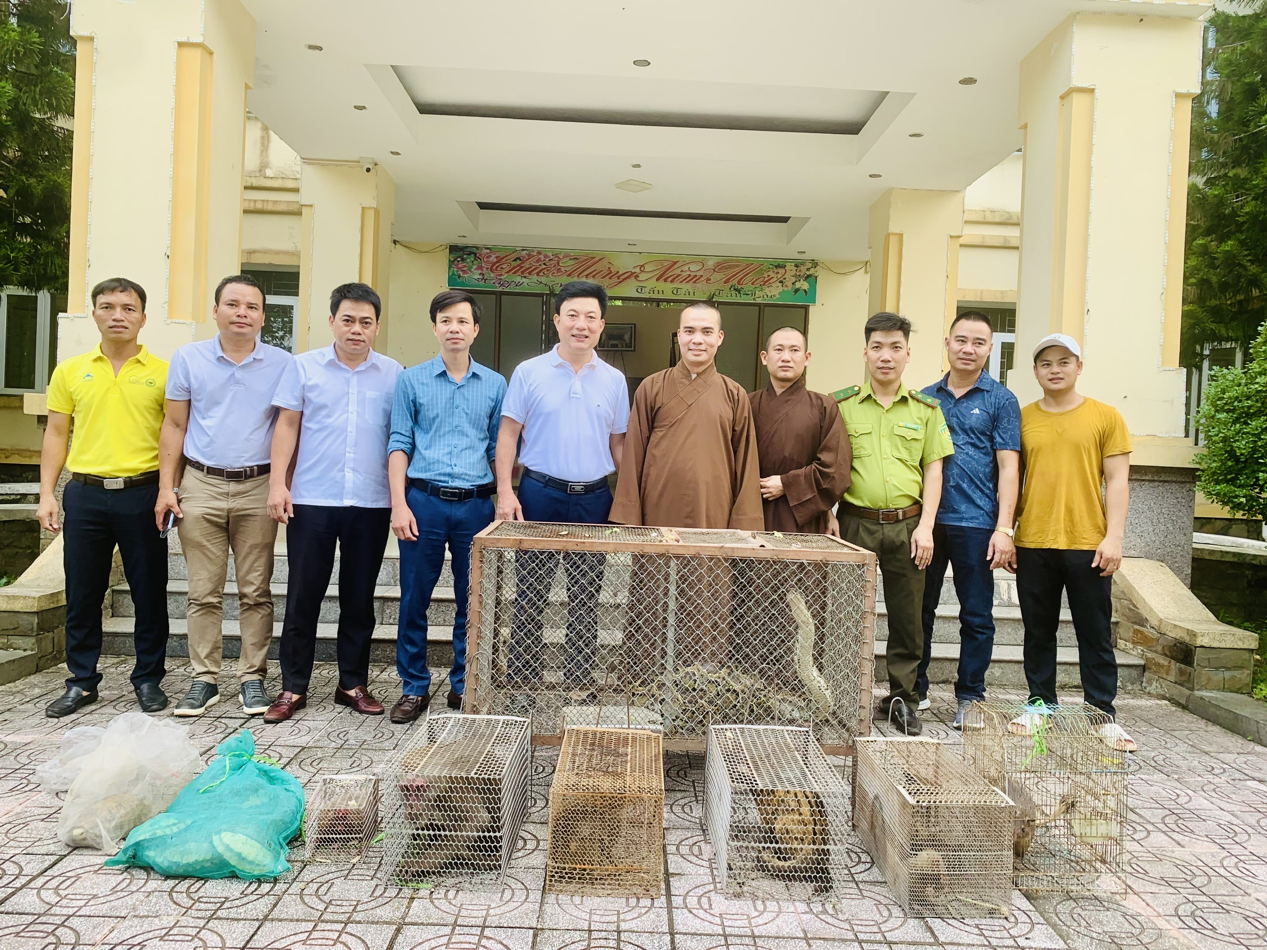 Đại diện Chùa bàn giao các động vật quý hiếm cho Vườn Quốc gia Vũ Quang. Ảnh: Kiểm lâm.